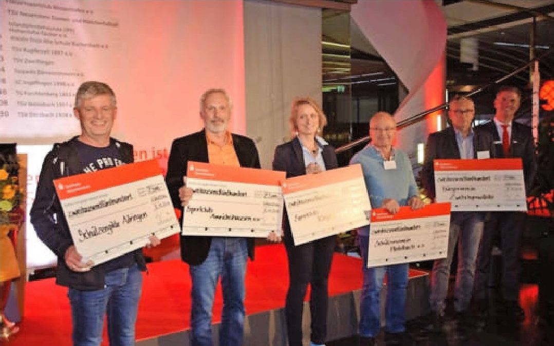 Viele strahlende Gewinner bei der Spendenübergabe der Sparkasse Hohenlohekreis